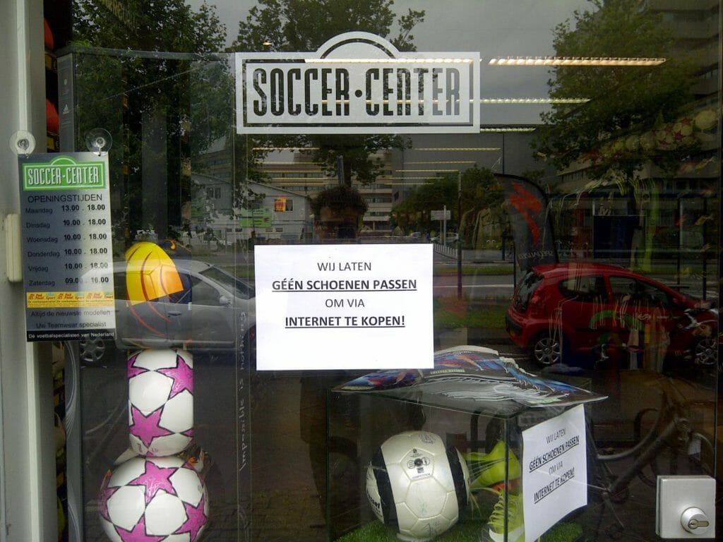 'Tech to make you look better'. Algoritmes nemen het shoppen over. Wat te doen als retailer? 1 schoenen passen