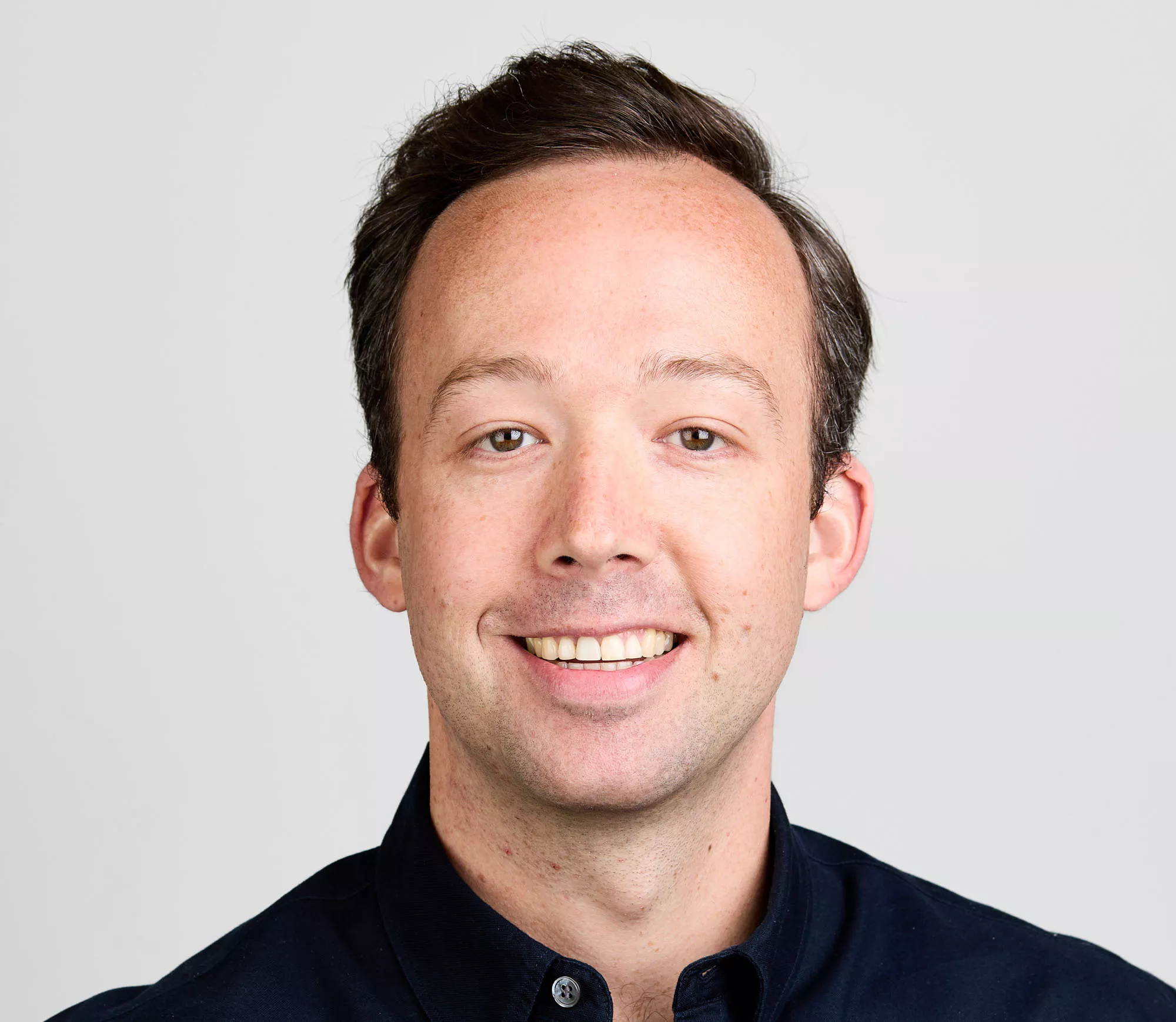 Portrait de Thomas Peeters, notre directeur général, sur un fond clair